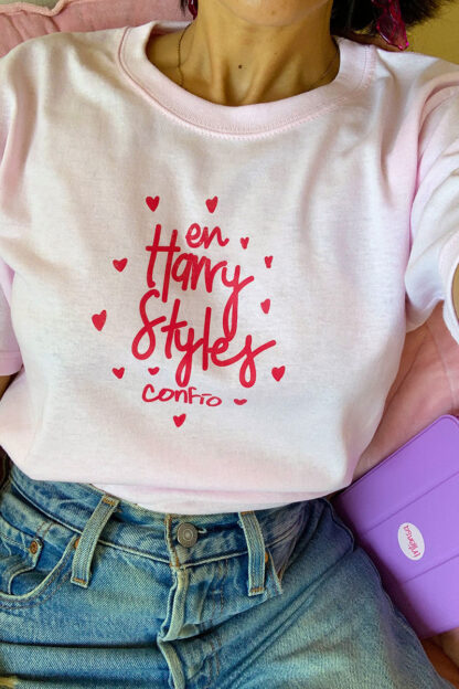Playera rosa unisex - Frase "En Harry Styles confío" - Marca mexicana - Tienda Intensa