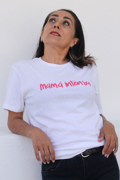 Playera blanca unisex - Frase "mamá intensa" - Marca mexicana - Tienda Intensa - Marca mexicana - Tienda Intensa – Regalos para el 10 de mayo – Regalos para mamá