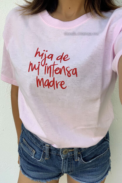 Playera rosa unisex - Frase "hija de mi intensa madre" - Marca mexicana - Tienda Intensa – Regalos para el 10 de mayo