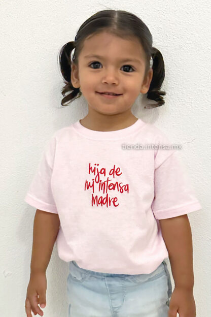 Playera rosa para niña - Frase "hija de mi intensa madre" - Marca mexicana - Tienda Intensa – Regalos para el 10 de mayo – Regalos para mamá