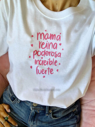 Playera blanca para mamá - Frase "mamá, reina, poderosa, increíble, fuerte" - Marca mexicana - Tienda Intensa – Regalos para el 10 de mayo – Regalos para mamá