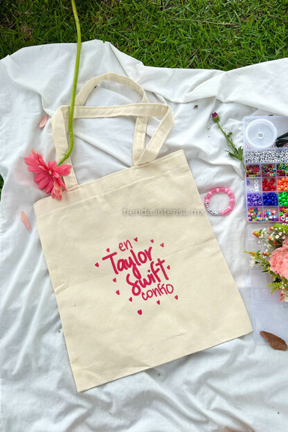 Tote bag - Frase "En Taylor Swift confío" - Colección Swiftie - Tote bag Taylor Swift - Tienda Intensa