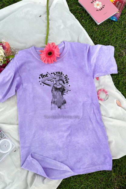 Playera lila unisex - Frase "Eras Tour Taylor Swift" - Colección Swiftie - Playeras Taylor Swift - Tienda Intensa