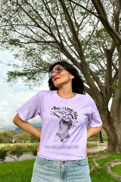 Playera lila unisex - Frase "Eras Tour Taylor Swift" - Colección Swiftie - Playeras Taylor Swift - Tienda Intensa