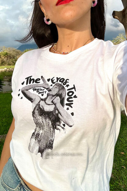 Playera blanca unisex - Frase "Eras Tour Taylor Swift" - Colección Swiftie - Playeras Taylor Swift - Tienda Intensa