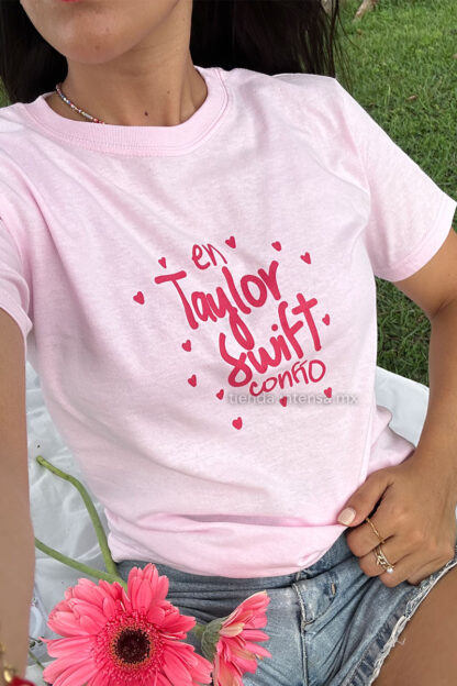 Playera rosa unisex - Frase "En Taylor Swift confío" - Colección Swiftie - Playeras Taylor Swift - Tienda Intensa